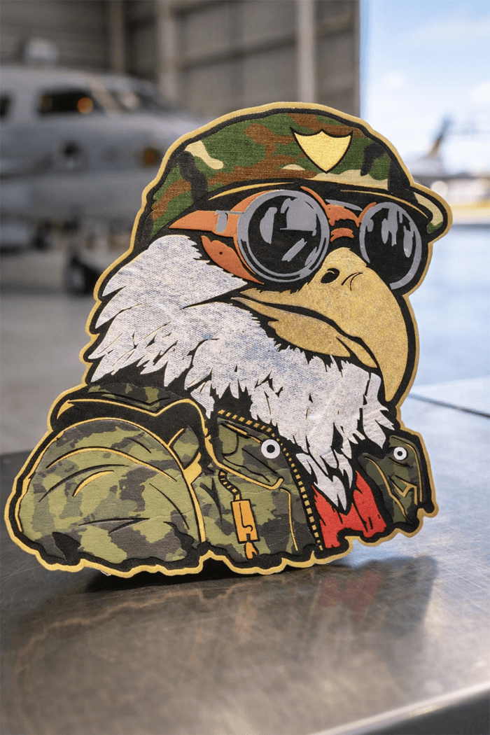 Aguila con camuflado y gafas