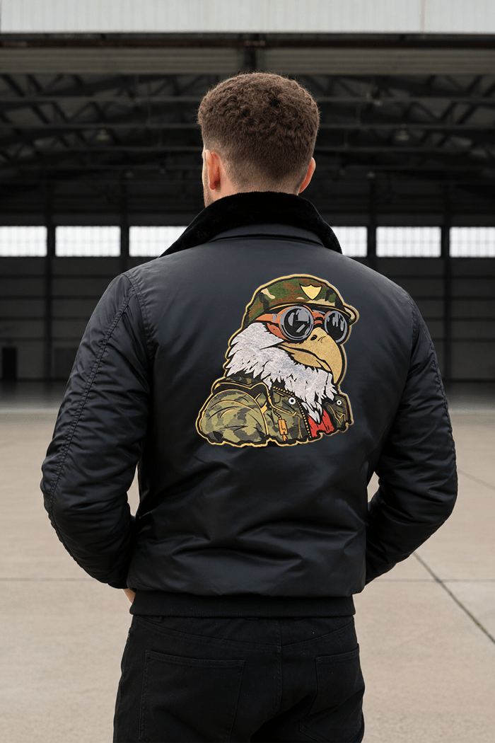 Aguila con camuflado y gafas