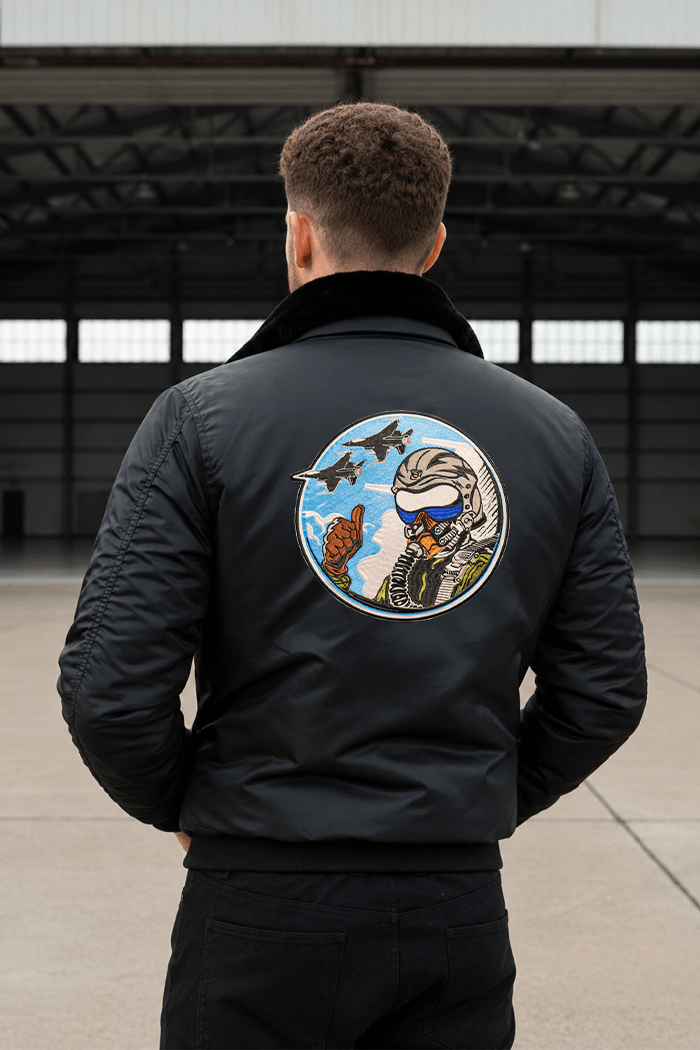 Piloto con aviones al fondo